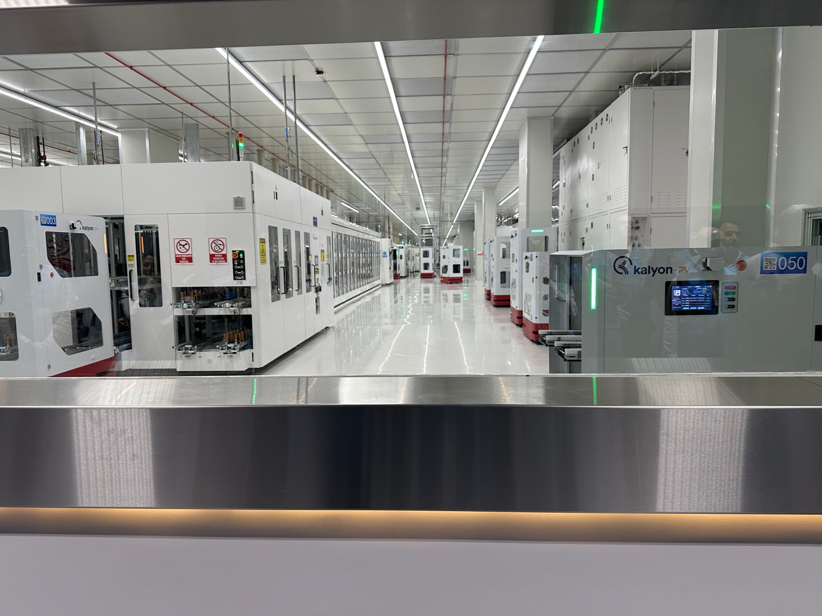 Hücre üretim hattı. TOPCONPlus yatırımı, şirketin hücre kapasitesini artırırken ürün portföyüne yeni bir teknoloji ve hücre formatı ekledi.